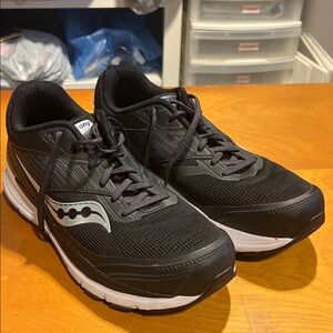 Men’s 9.5 wide Saucony form fit running shoes